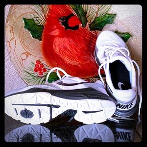 Nike men’s size 8.5 NWOT Lunarlon shoes.